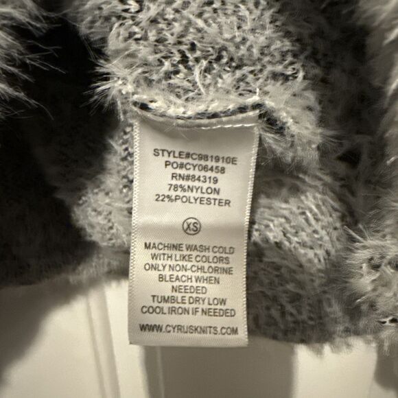 Cyrus Women’s XS Oversized Fuzzy Knit Plaid Pullover Sweater Black White Cozy - Picture 3 of 5